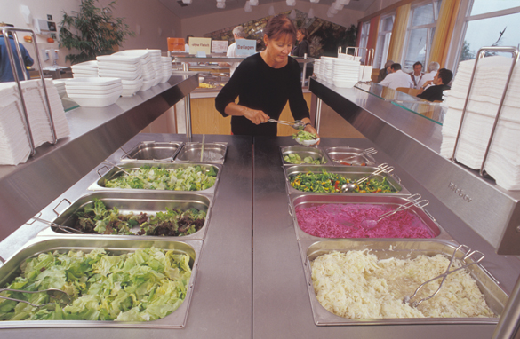 Außer-Haus-Verpflegung, Selbstbedienung am Salatbuffet in Kantine