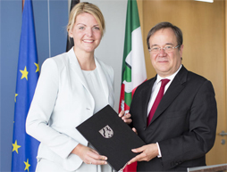 Ministerin Christina Schulze Föcking nimmt aus den Händen von Ministerpräsident Armin Laschet ihre Ernennungsurkunde entgegen.