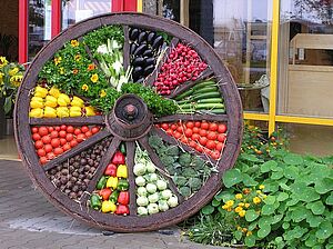 Wagenrad dekoriert mit verschiedenen Gemüsesorten