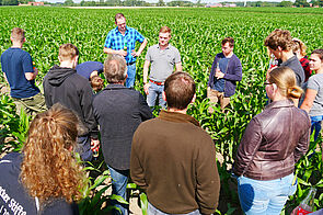 Das Unkrautmanagement im Maisanbau im Biobetrieb Potthoff interessierte die Schüler besonders. Foto: Karl Kempkens, LWK NRW