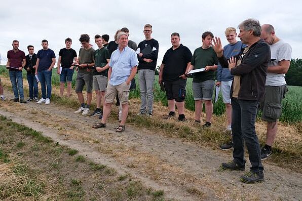 Die Schülerinnen und Schüler aus Iserlohn-Letmathe waren zu Besuch auf Haus Holte bei Dirk Liedmann. Unterstützt wurde der Tag vom Öko-Ackerbauberater Franz-Theo Lintzen (Landwirtschaftskammer NRW).