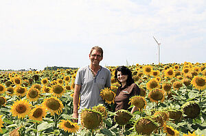 Bernhard Schreyer mit Liane Regner von der Marktgesellschaft der Naturland Bauern AG im Sonnenblumenfeld