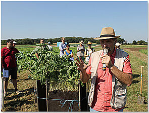 Franz-Theo Lintzen, Öko-Ackerbauberater erklärt auf dem Feldtag den Anbau von Zwischenfrüchten