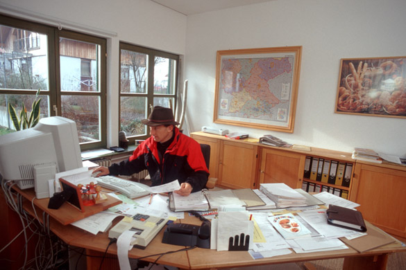 Büroarbeit gehört zum Alltag, Betriebsleiter am Schreibtisch