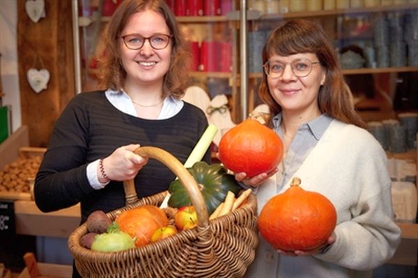 Team mit Korb im Hofladen (Foto: Münsterland e.V./Philipp Fölting)