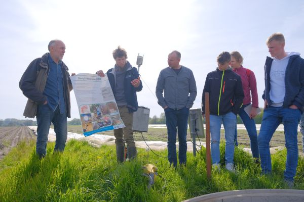 Pascal Gerbaulet (Landwirtschaftskammer NRW) stellte den Schülerinnen und Schülern die Pilotanlage vor, die auf dem Biohof Finke verlegt ist. In diesem WRRL-Projekt wird - mithilfe von Saugplatten - die Stickstoff-Auswaschung auf ausgewählten Flächen in bis zu 1,10 m Tiefe gemessen.