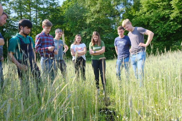 Das Bodenprofil wurde im Anschluss ganz genau begutachtet. Begleitet wurde der Tag von Judith Stratbücker, Öko-Milchviehberaterin bei der Landwirtschaftskammer NRW.