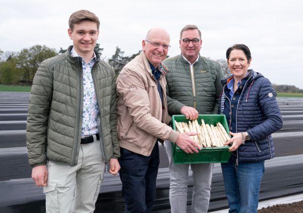Freude über frischen Spargel