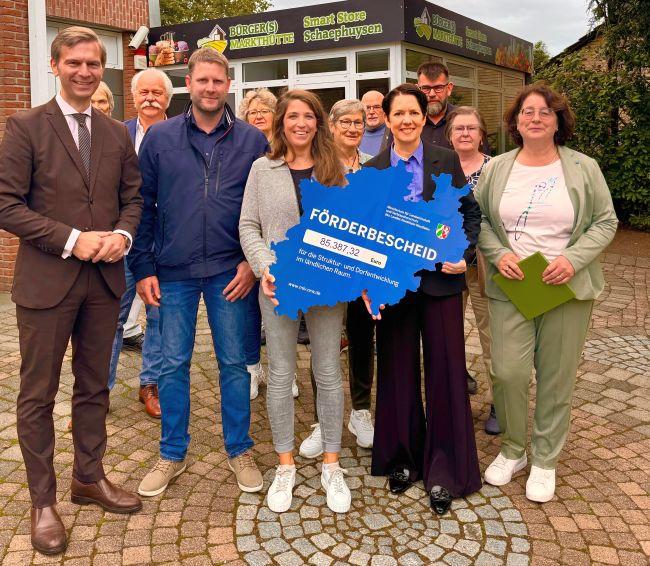 Gruppenfoto Förderbescheid: Fördergelder für Struktur- und Dorfentwicklung im ländlichen Raum
