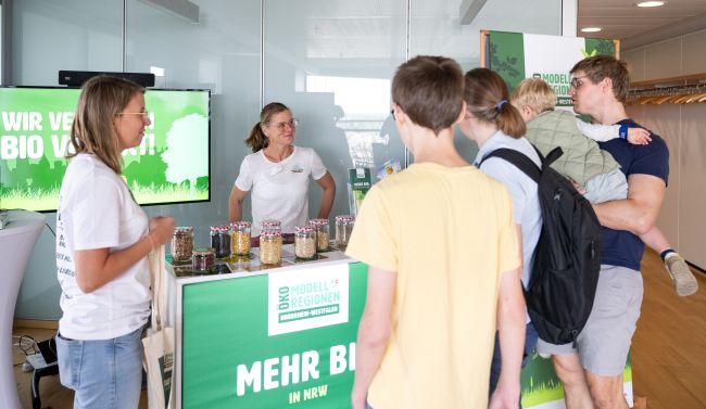Tag der offenen Tür im MLV - die ÖMR mit Besuchern