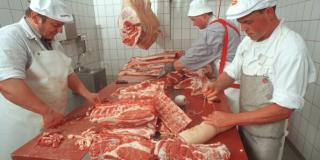 Metzger zerlegen Fleisch
