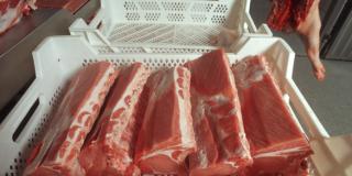 Zerlegtes Schweinefleisch in Transportkiste