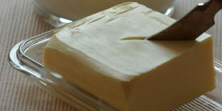 Butter mit Buttermesser