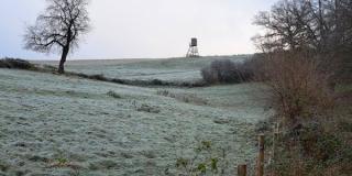 Gefrorene Weide mit Hochsitz