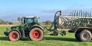 Traktor mit Güllefass