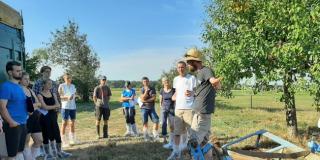 Gruppe von Schülerinnen und Schülern auf Betrieb