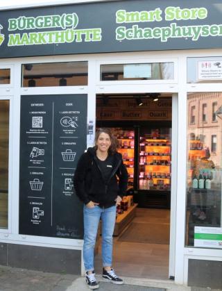 Carina Bürgers vor dem Smart Store